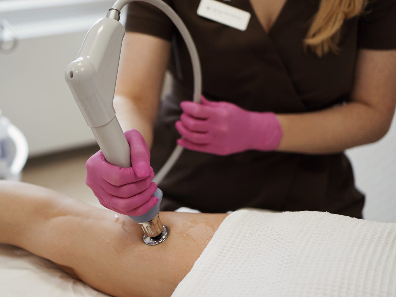 Zabieg falą uderzeniową na udzie pacjentki — Kliniki Dr Kuschill MEDESTETIS