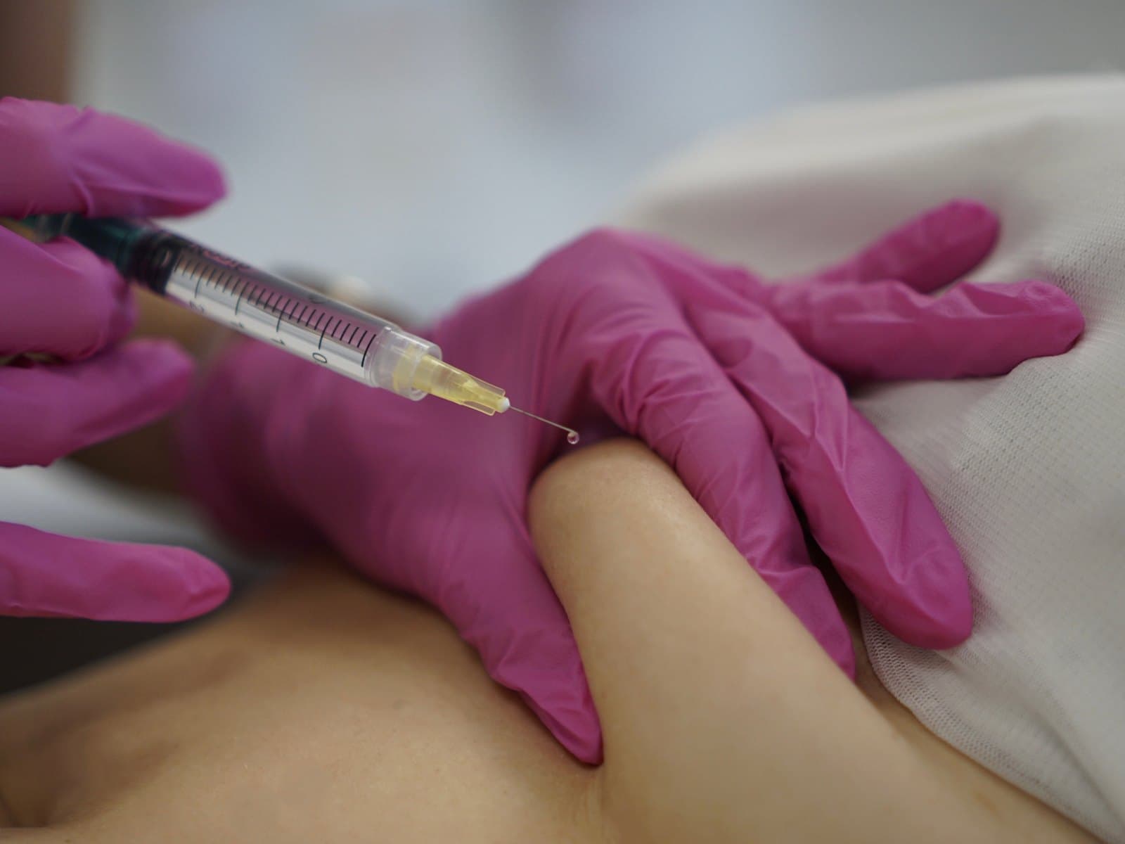 Iniekcja preparatu lipolitycznego w okolicę kolana — Kliniki Dr Kuschill MEDESTETIS